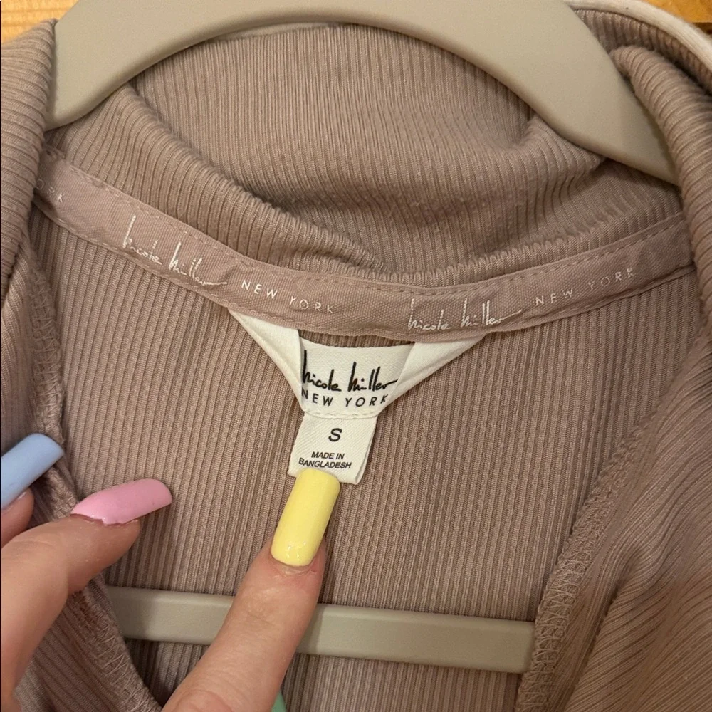 Nicole Miller Taupe Short-Sleeve Pajama Top with White Piping - Picture 2 of 8